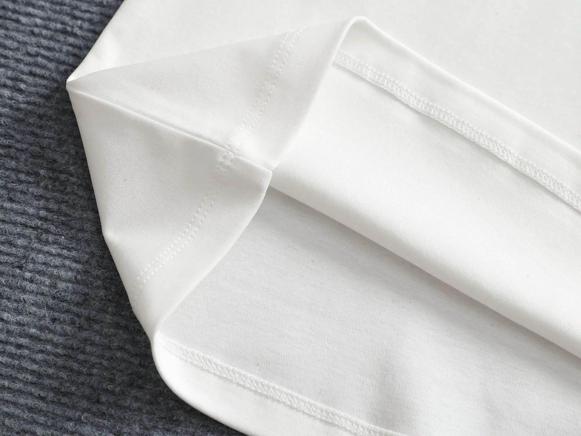 🅿️170 Classic women's short-sleeved T-shirt. Exclusive custom-woven and dyed pure cotton material. Soft and comfortable. The latest brick cabinet synchronization for spring and summer. Pure cotton liquid ammonia mercerized cotton fabric, printing technology. Color: black, white. Size: S M L